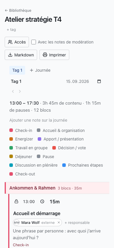 La même journée sur un téléphone, sous forme de cartes à lire dans la salle.